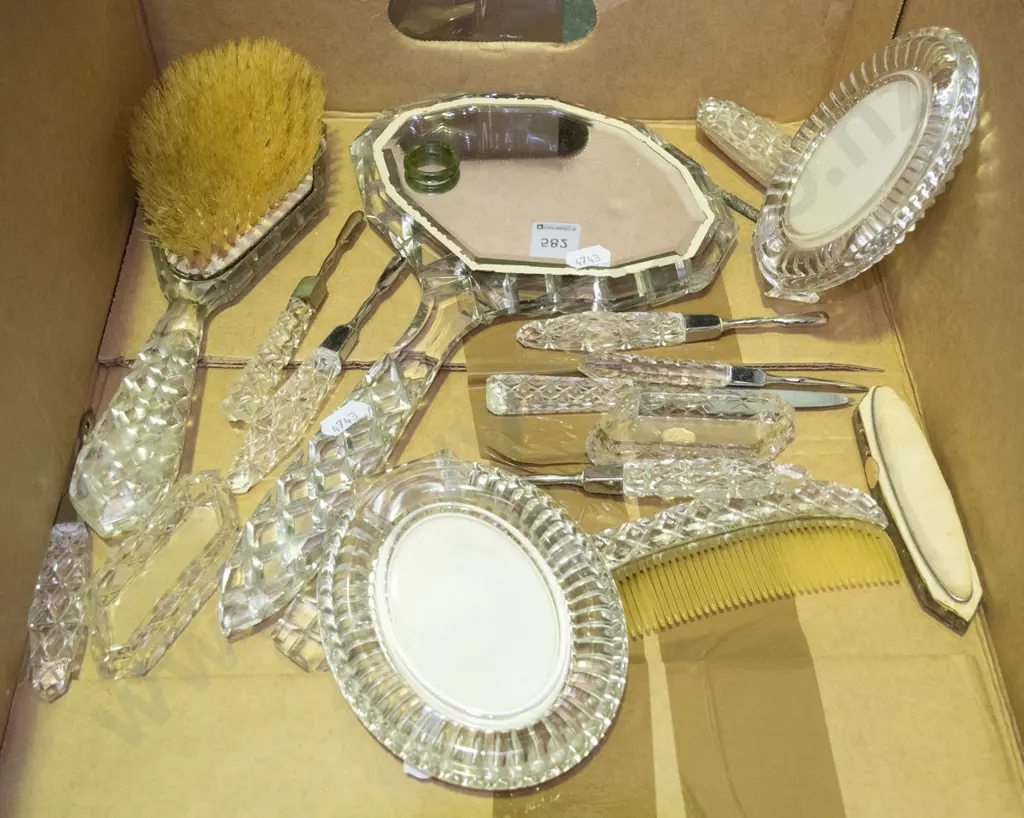 box; dressing table items etc Image 1++
