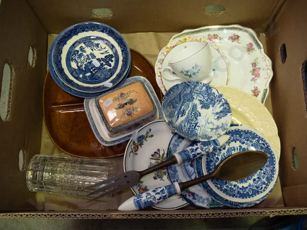 box; willow plates, blue and bowls etc Image 1++
