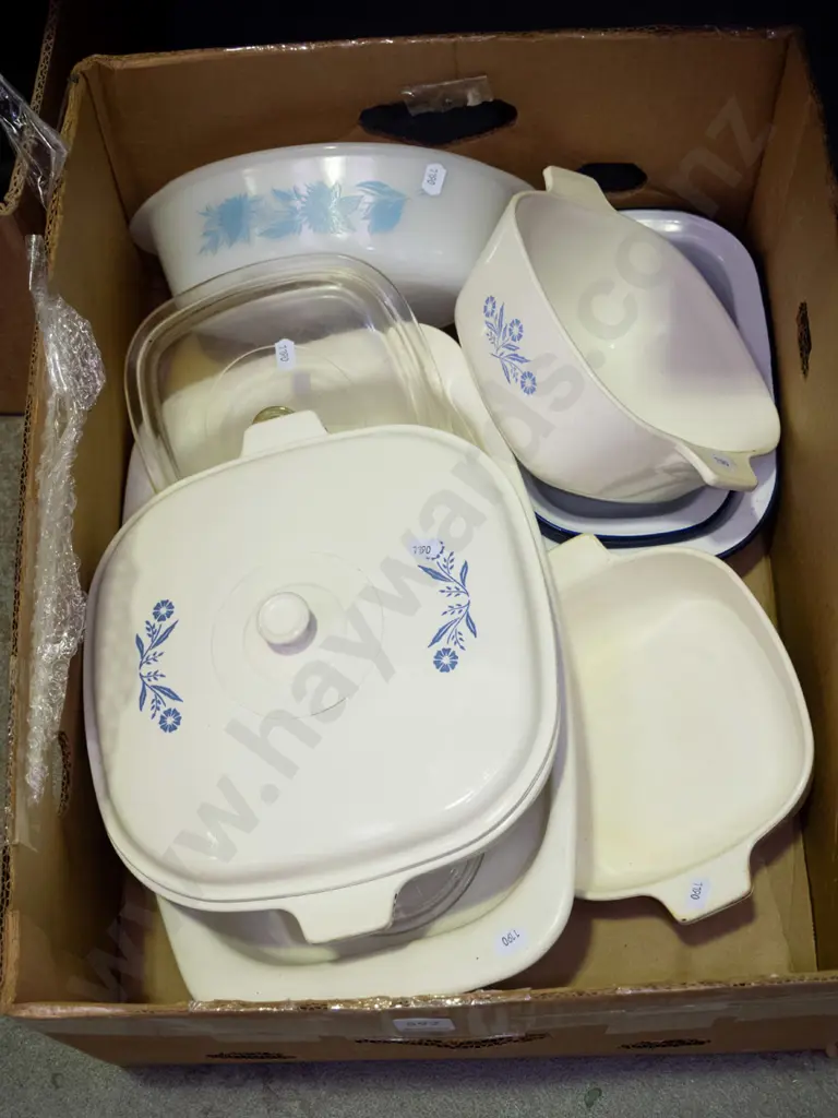 box; enamel trays, baking dishes etc Image 1++