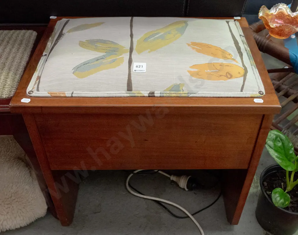 rimu upholstered piano stool Image 1++