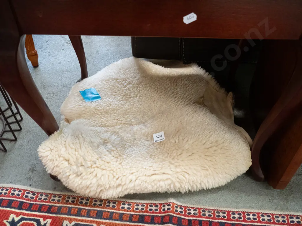 woollen sheepskin - 1 small bald patch Image 1++
