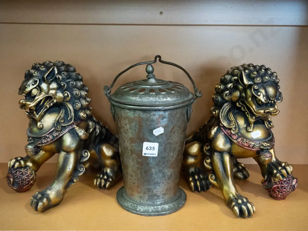 2x composite foo dogs, lidded copper pail  Image 1++