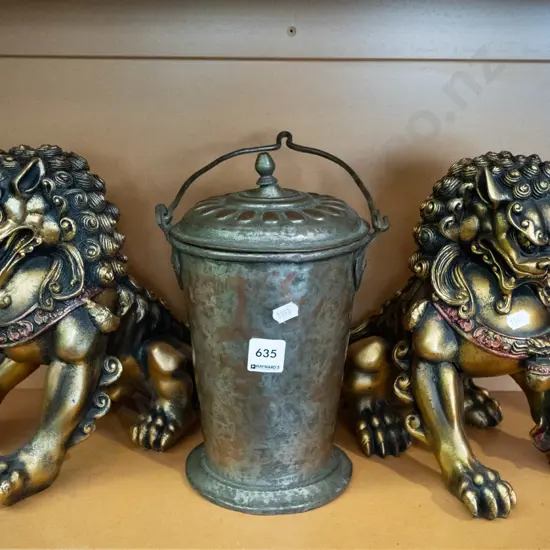 2x composite foo dogs, lidded copper pail 