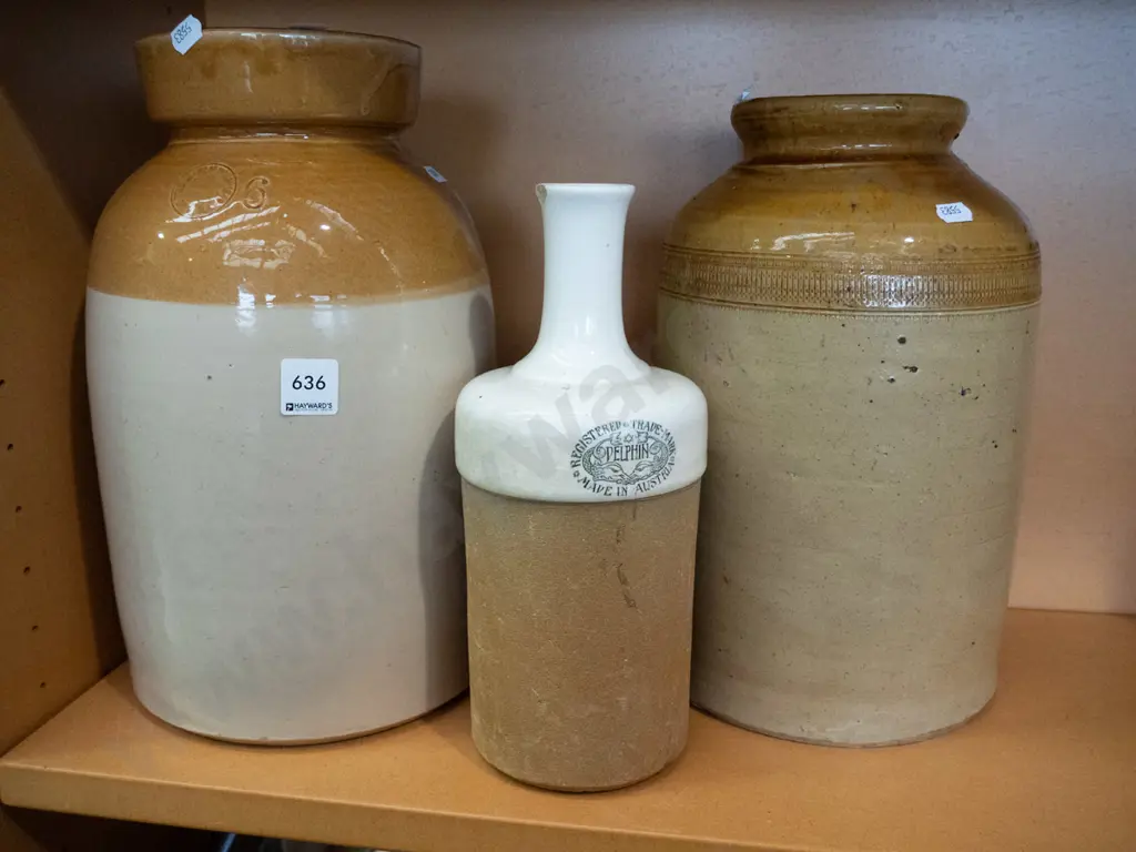 2x crocks, 1x stone ware lidded bottle - chip to rim Image 1++