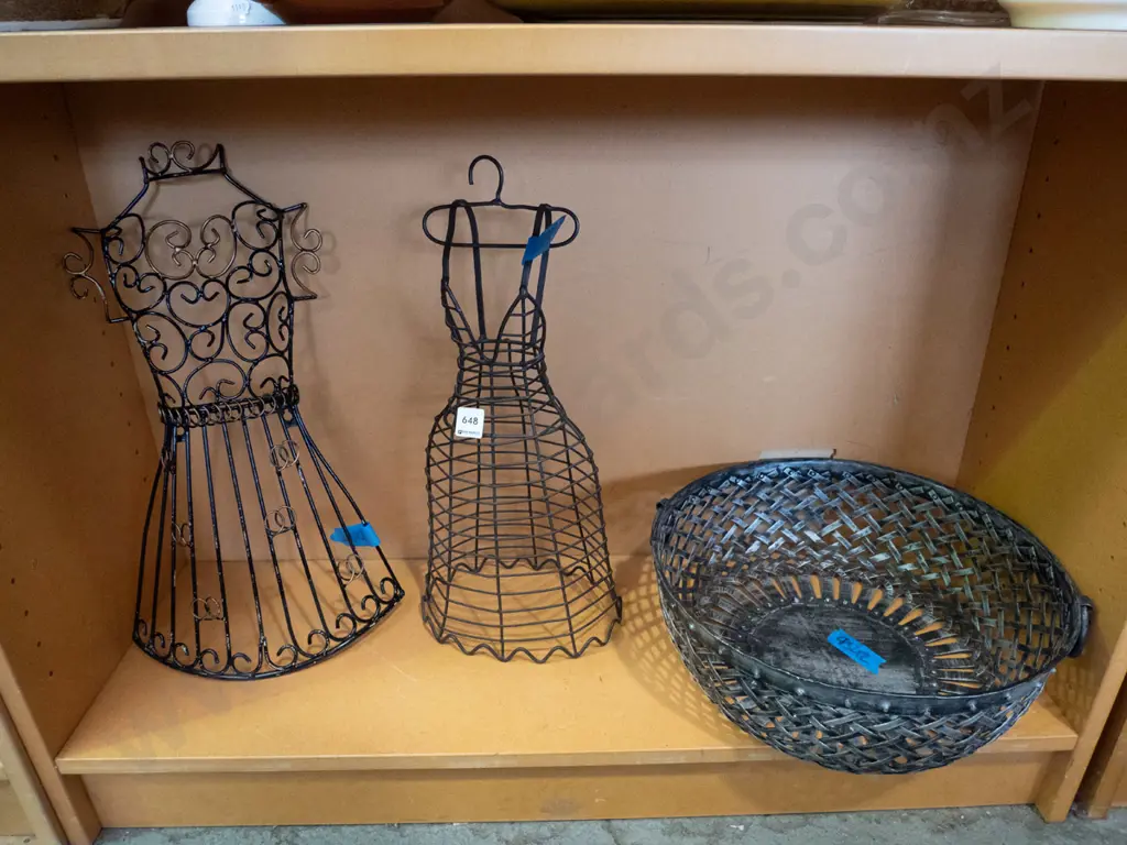 woven metal fruit bowl, 2x metal torso jewellery stands Image 1++