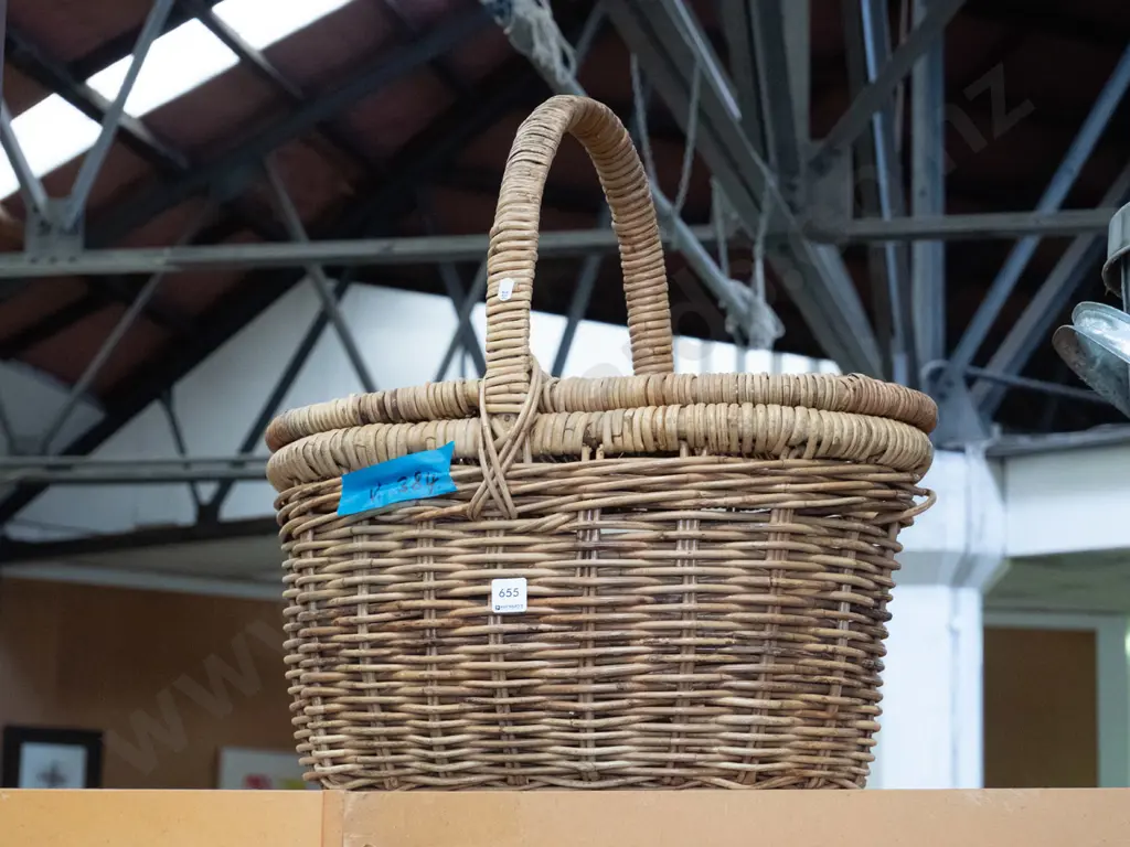 large cane picnic hamper Image 1++