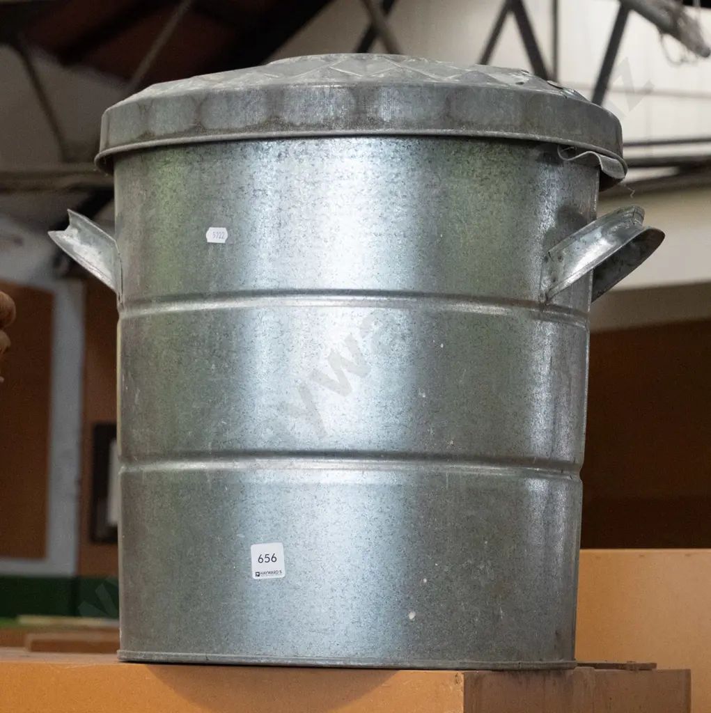 galvanised lidded ashcan Image 1++