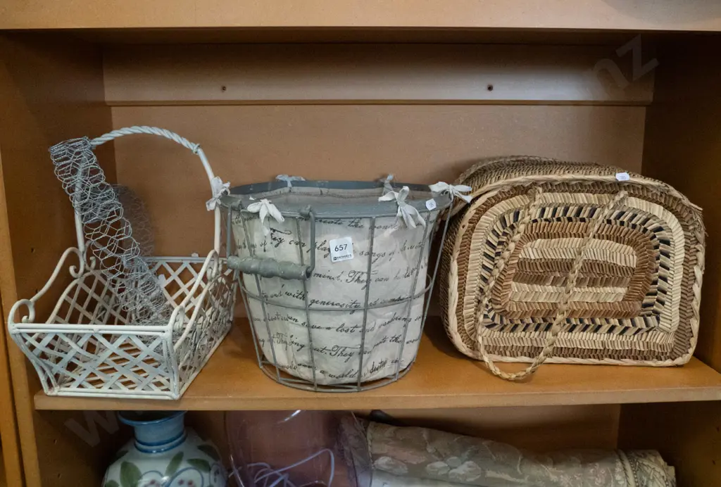 wire baskets, woven flax hand bag Image 1++