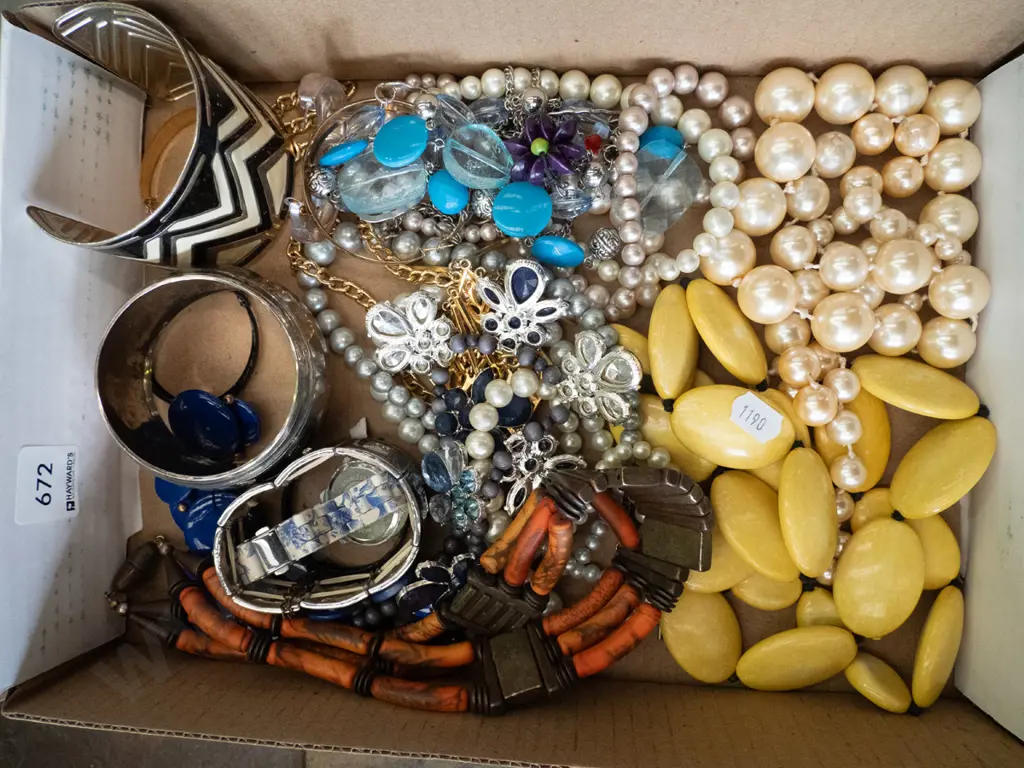 tray of costume jewellery Image 1++