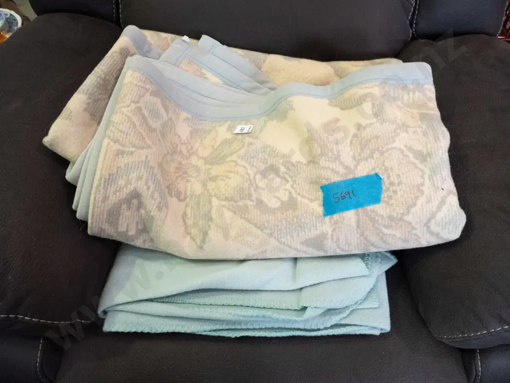 2x blankets Image 1++