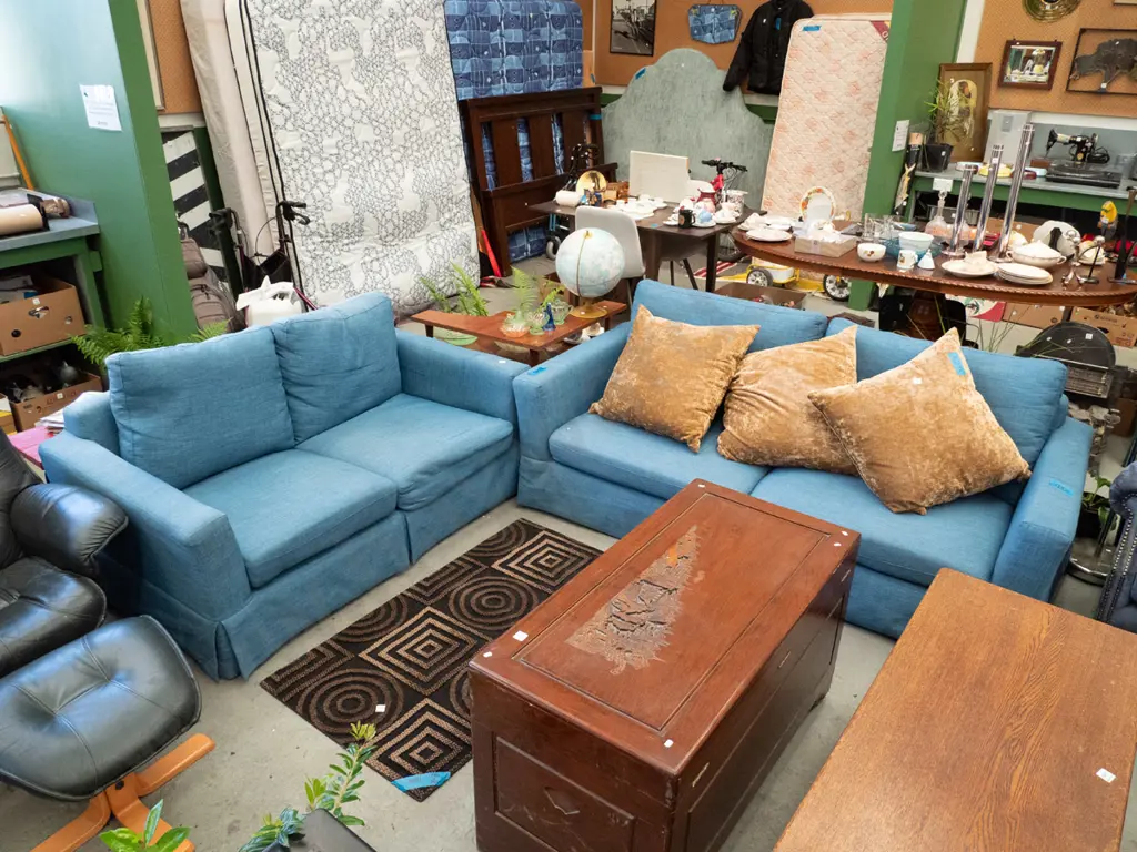 2 piece blue lounge suite - 3 seater, 2 seater settee - some fading Image 1++