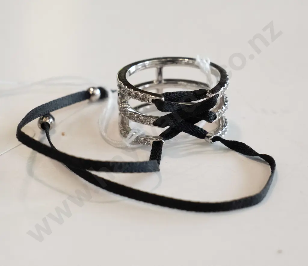silver ring with ribbon Image 1++
