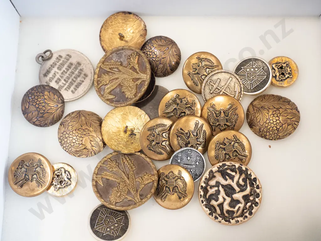 box of vintage buttons Image 1++