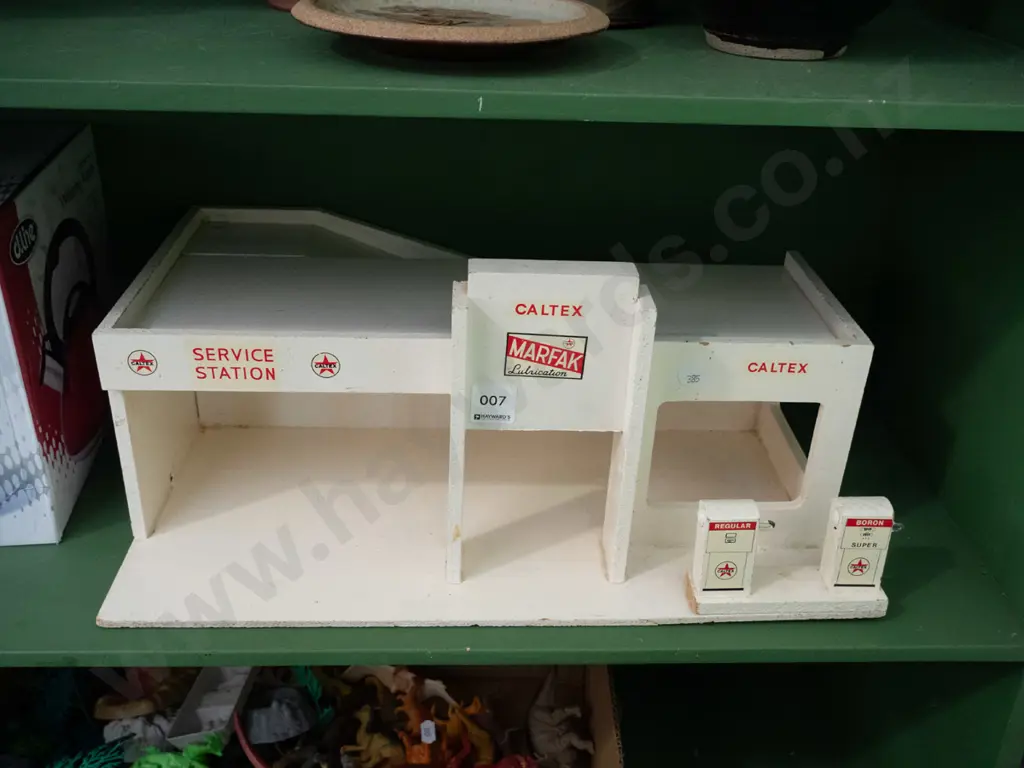 wooden toy service station  Image 1++