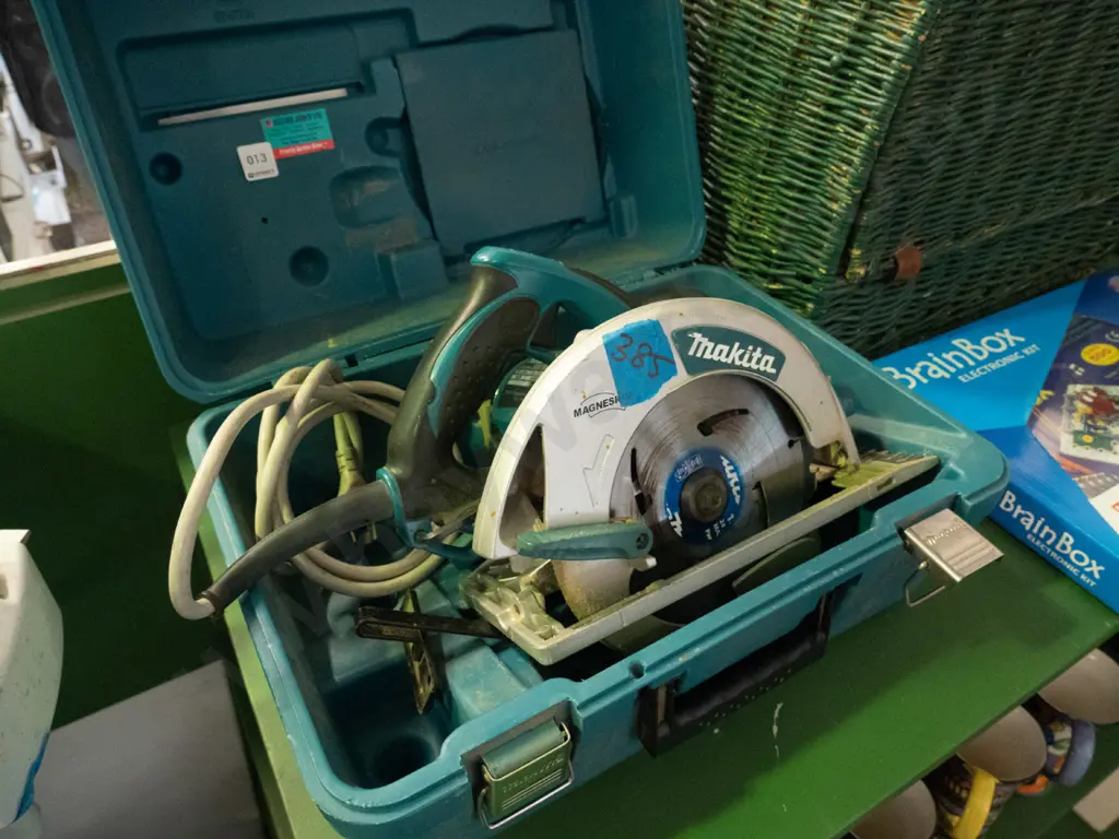 cased Makita skilsaw - some damage to cord Image 1++