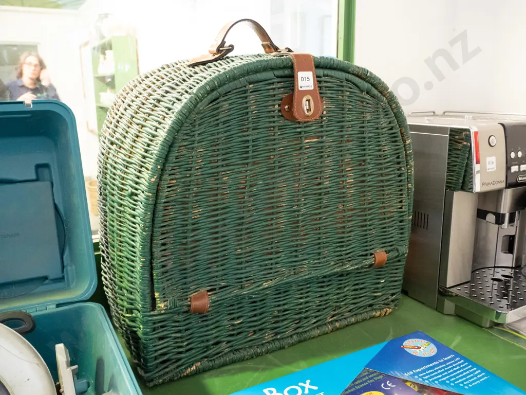 cane picnic hamper Image 1++
