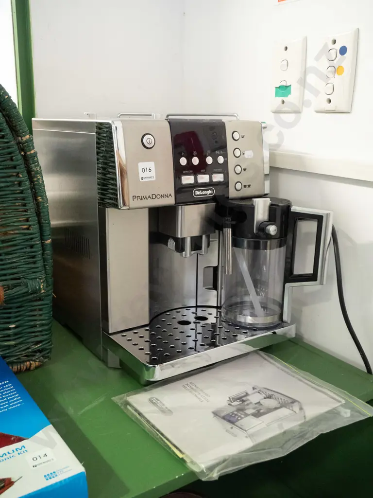 Delonghi Prima Donna stainless steel fully automatic coffee centre Image 1++