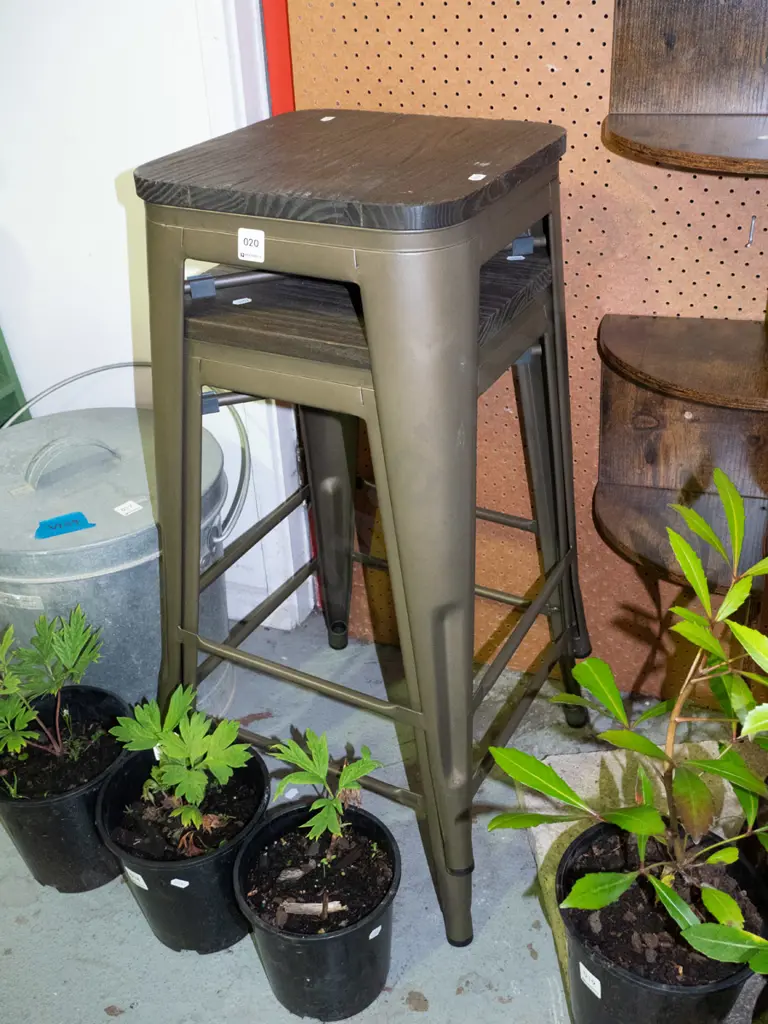 2x metal and wood bar stools Image 1++