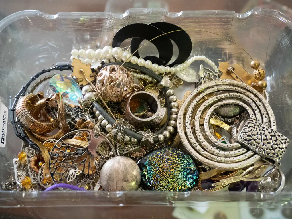 plastic tray of costume jewellery Image 1++