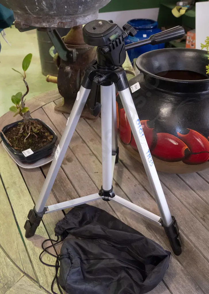 tripod and bag Image 1++
