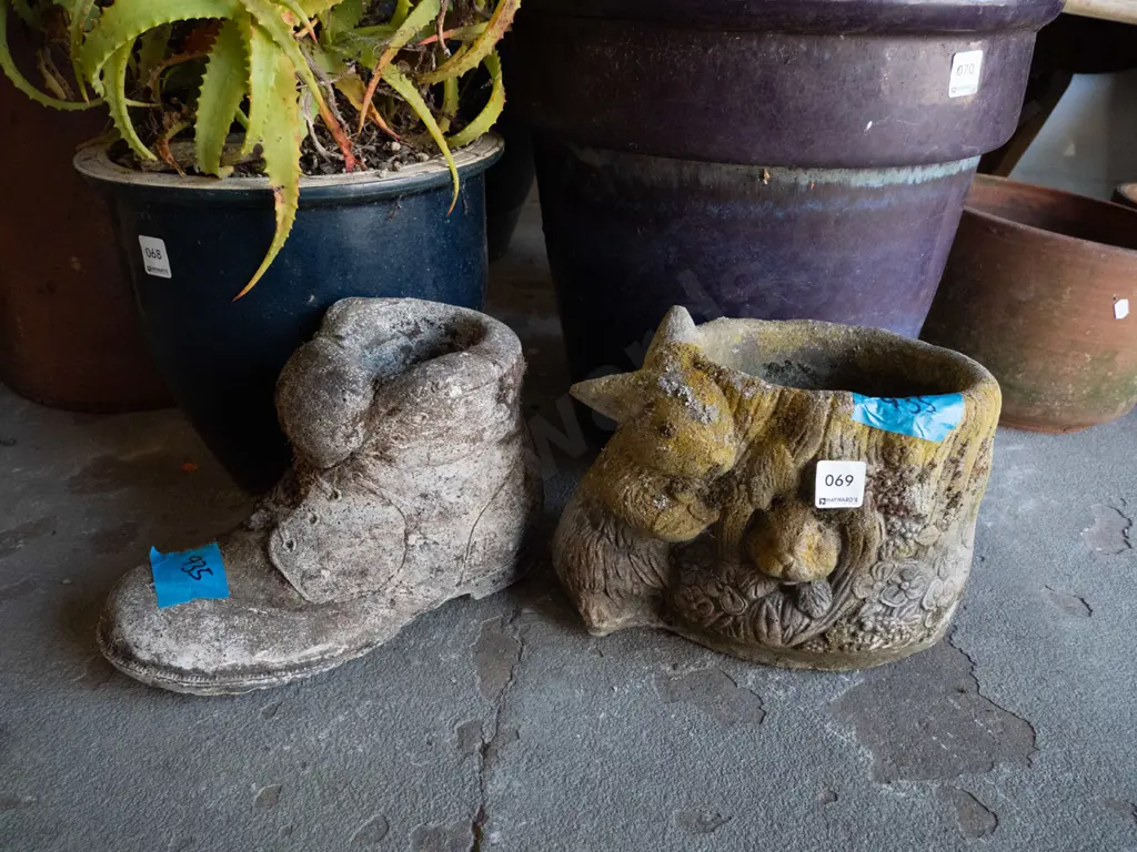 2x concrete garden planters; boot, rabbit on tree stump Image 1++