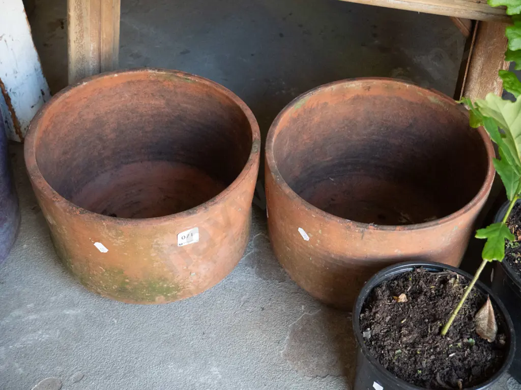 2x terracotta garden planters Image 1++