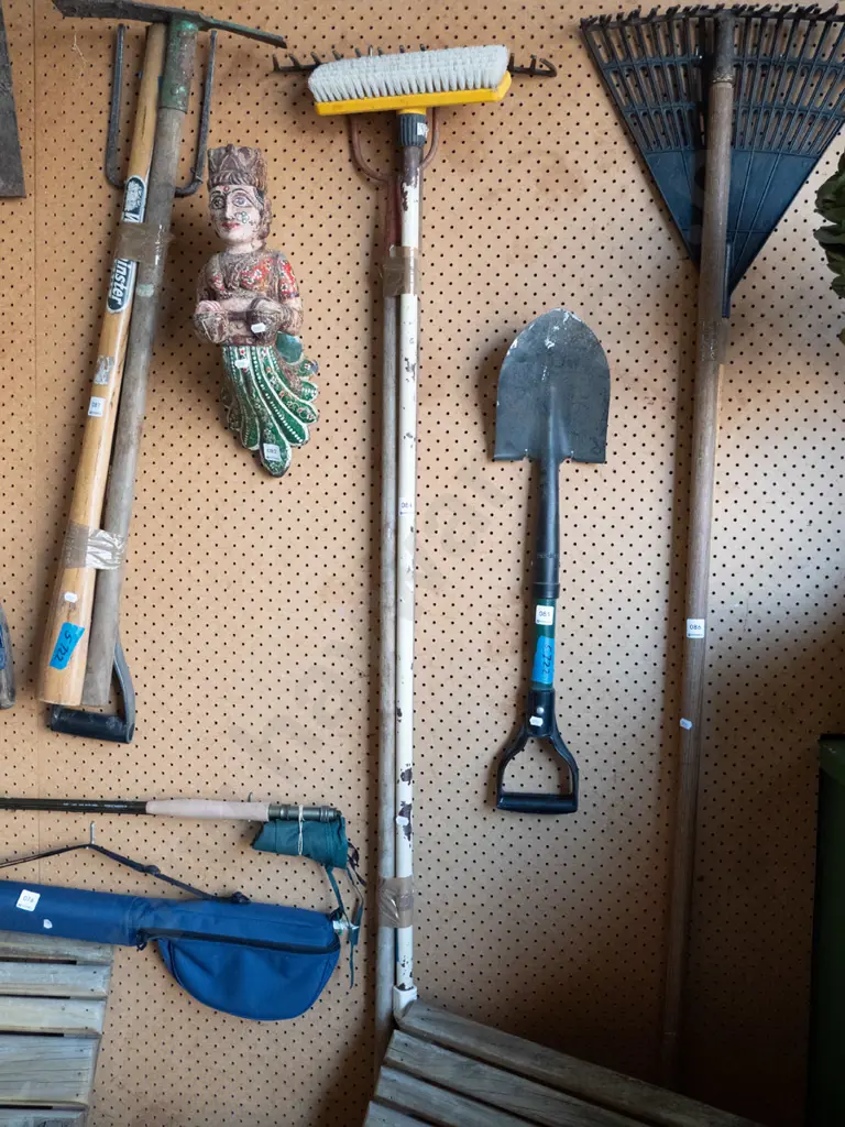 rake, cultivator, scrubbing brush Image 1++