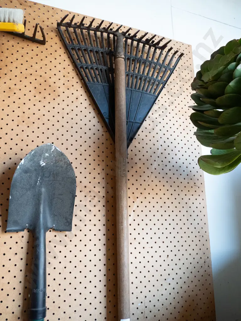 garden rake, leaf rake Image 1++