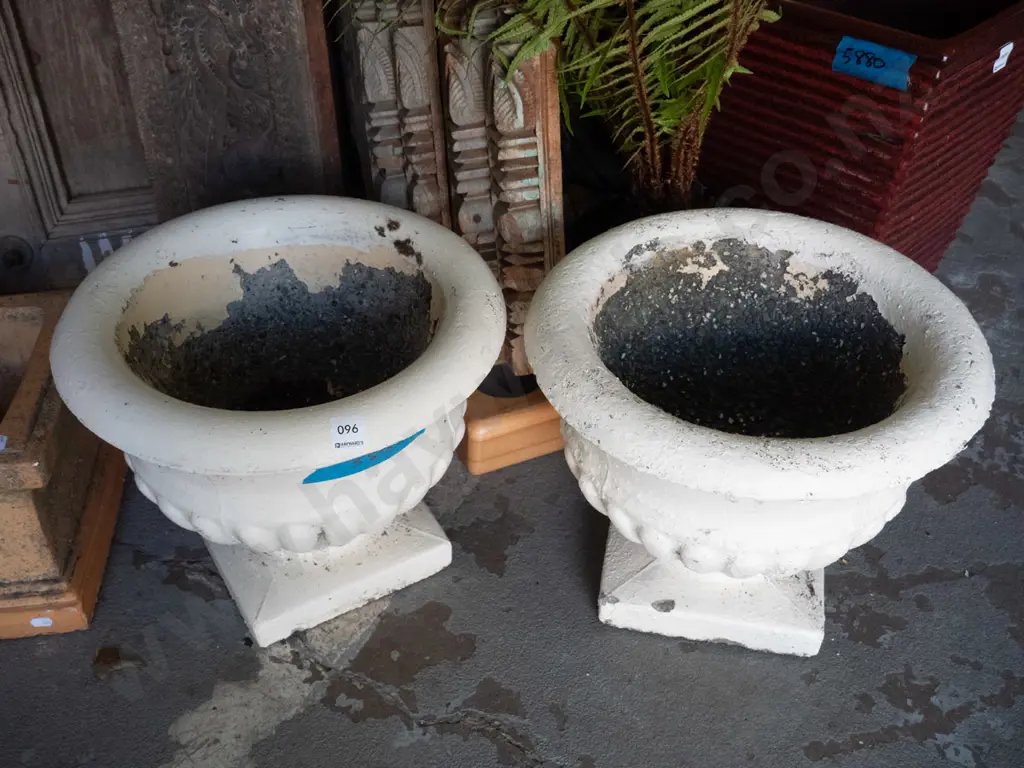 2x cast concrete garden urns H-300 Diam-370 Image 1++