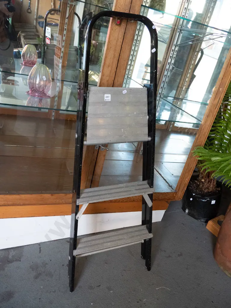2 step painters ladder Image 1++