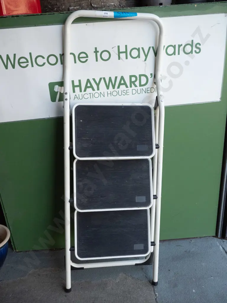 3 step household ladder Image 1++