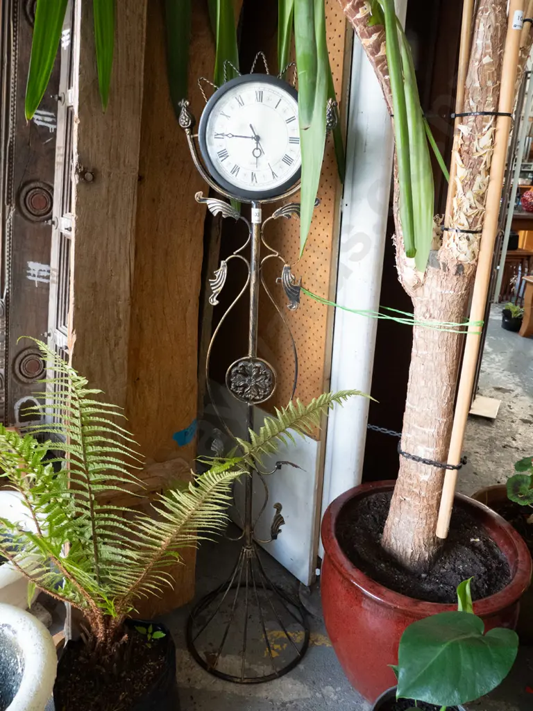 quartz battery powered clock on wrought metal stand H-1250 Image 1++