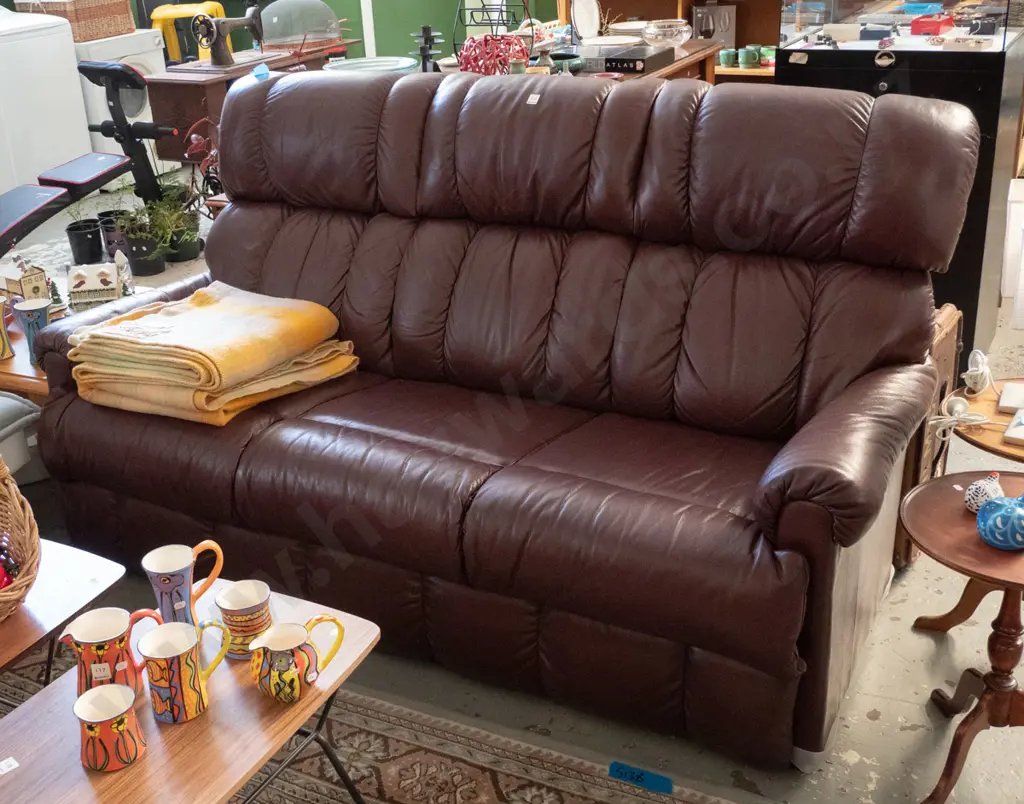 burgundy leather 3 seater settee H-1050 W-1770 D-700 Image 1++