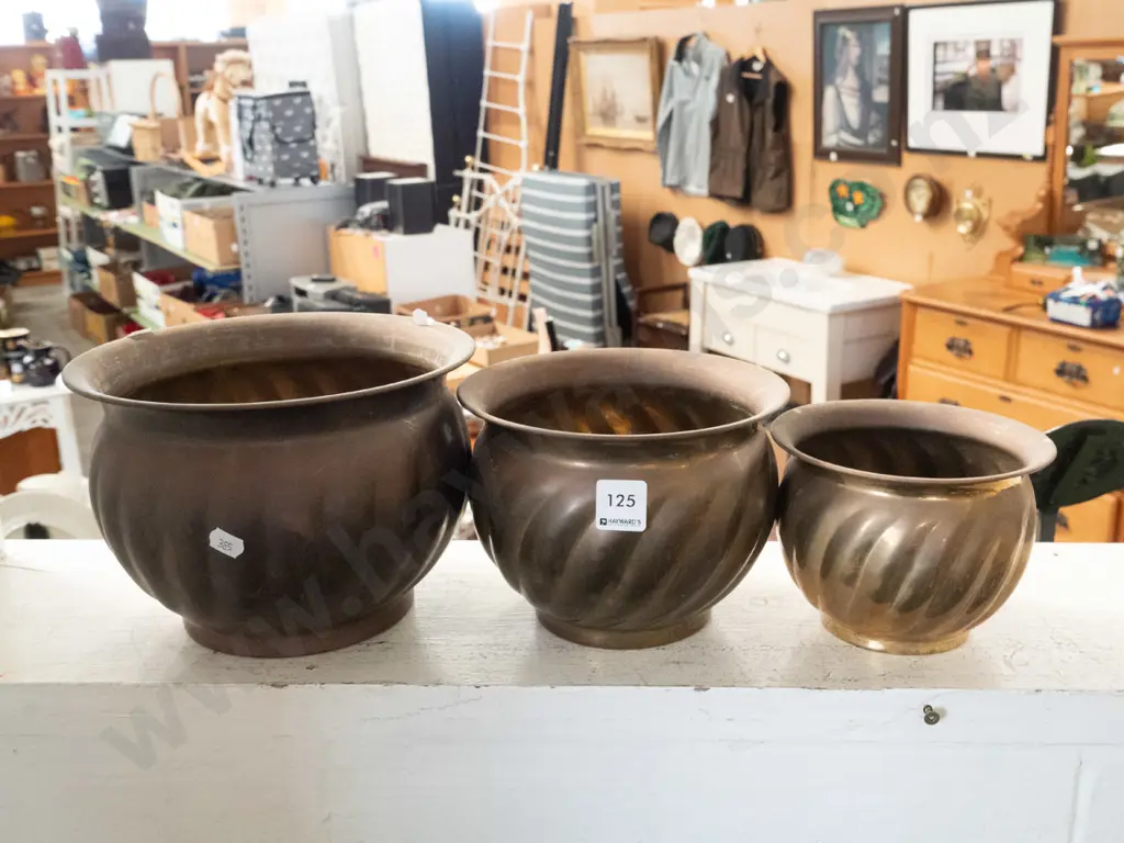 3x graduated brass jardinieres Image 1++