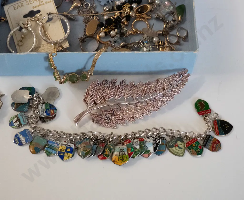 box; earrings, brooch, bracelet etc Image 1++