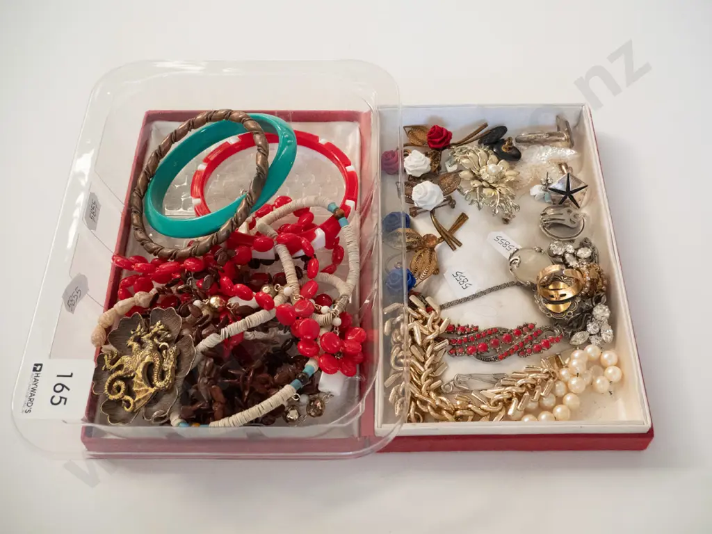 costume jewellery; earrings, brooches etc Image 1++