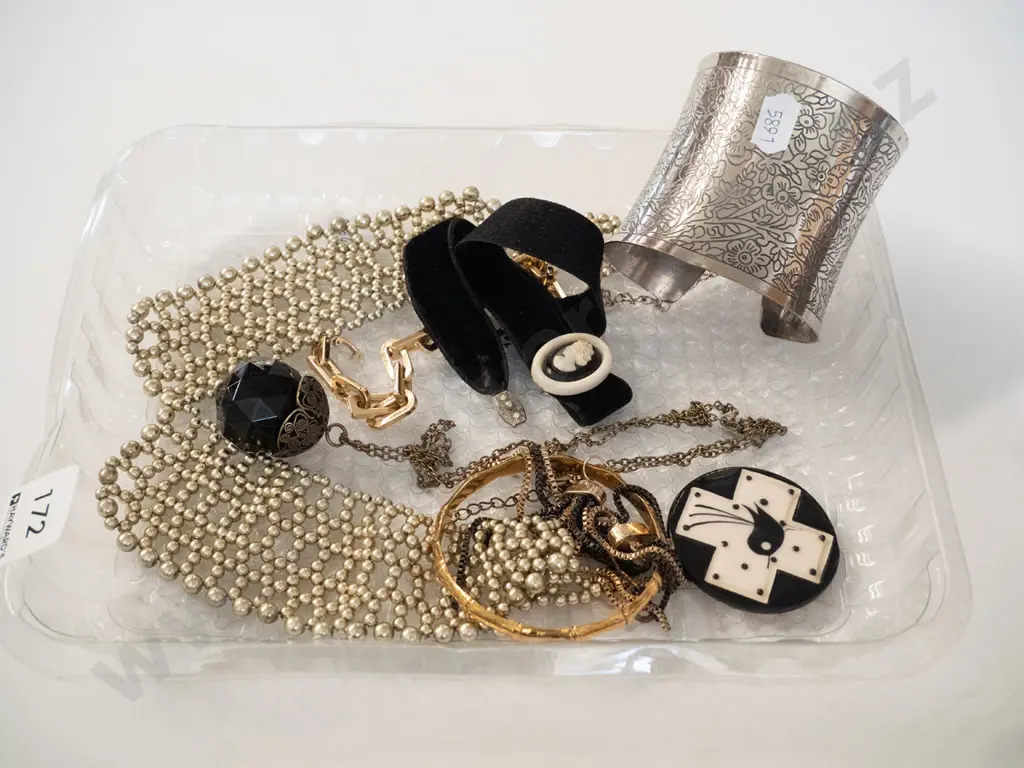 tray; necklace, bracelet, badges etc Image 1++