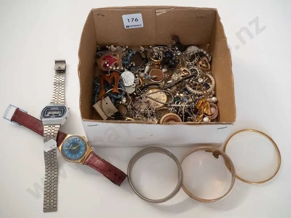 box; costume jewellery Image 1++