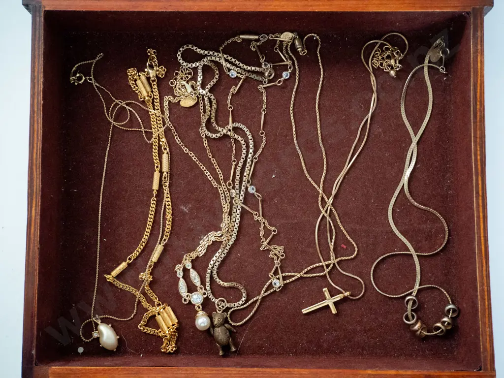 jewellery box; necklaces, pendants Image 1++