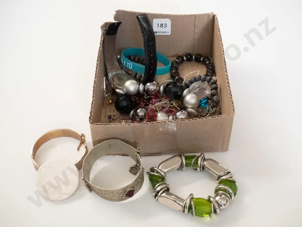 box; bracelets, pendants, wristwatch etc Image 1++
