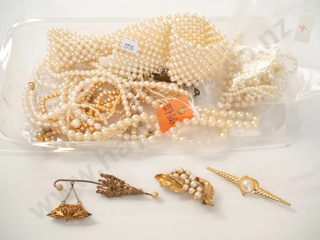 tray of costume jewellery necklaces etc Image 1++