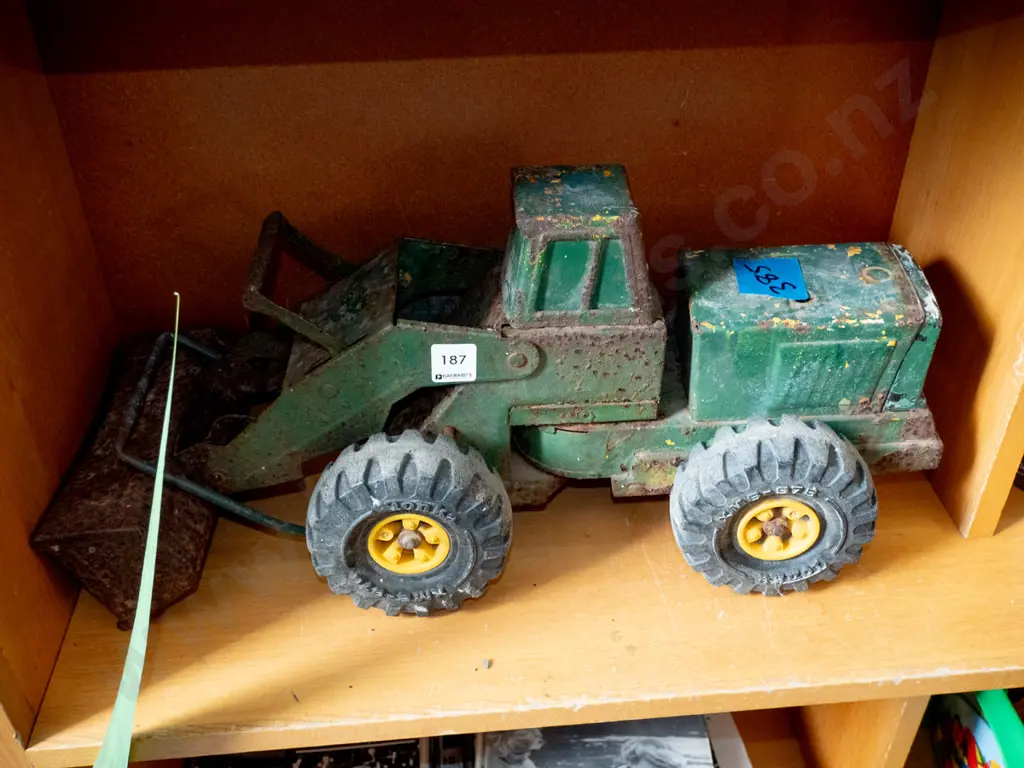 restorer's rusty Tonka front end loader Image 1++