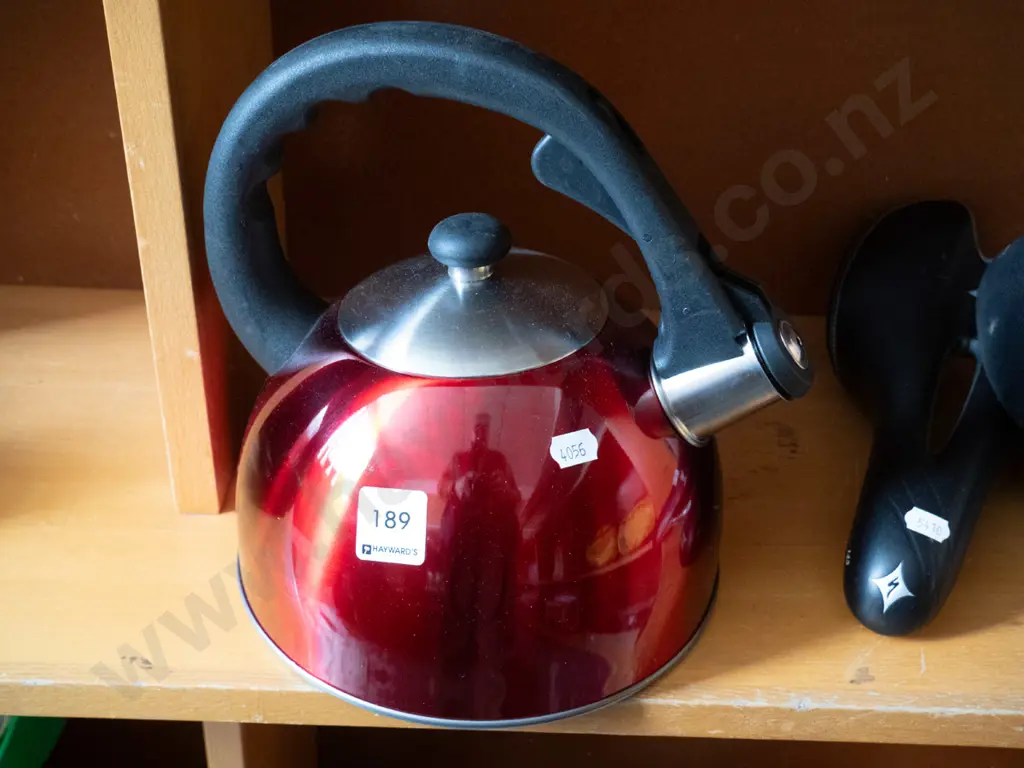 whistling stove top kettle Image 1++