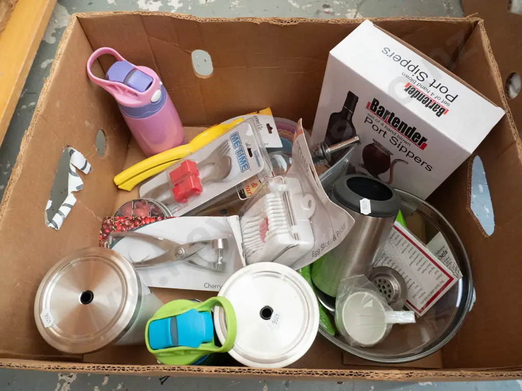 box of kitchen items, port sippers, smoothie tumblers, drink bottles, egg slicer, etc Image 1++