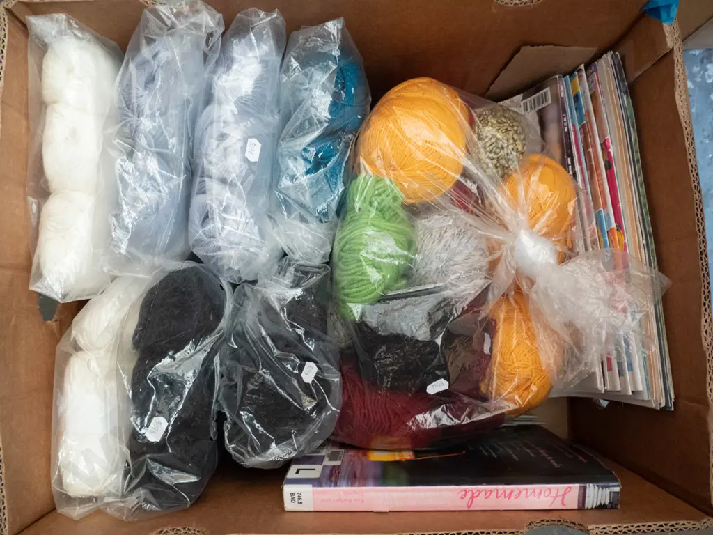 box; knitting yarns, patterns, homemade book Image 1++
