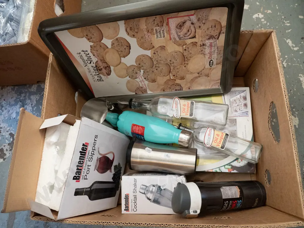 box; baking tray, port sipper, drink bottle etc Image 1++
