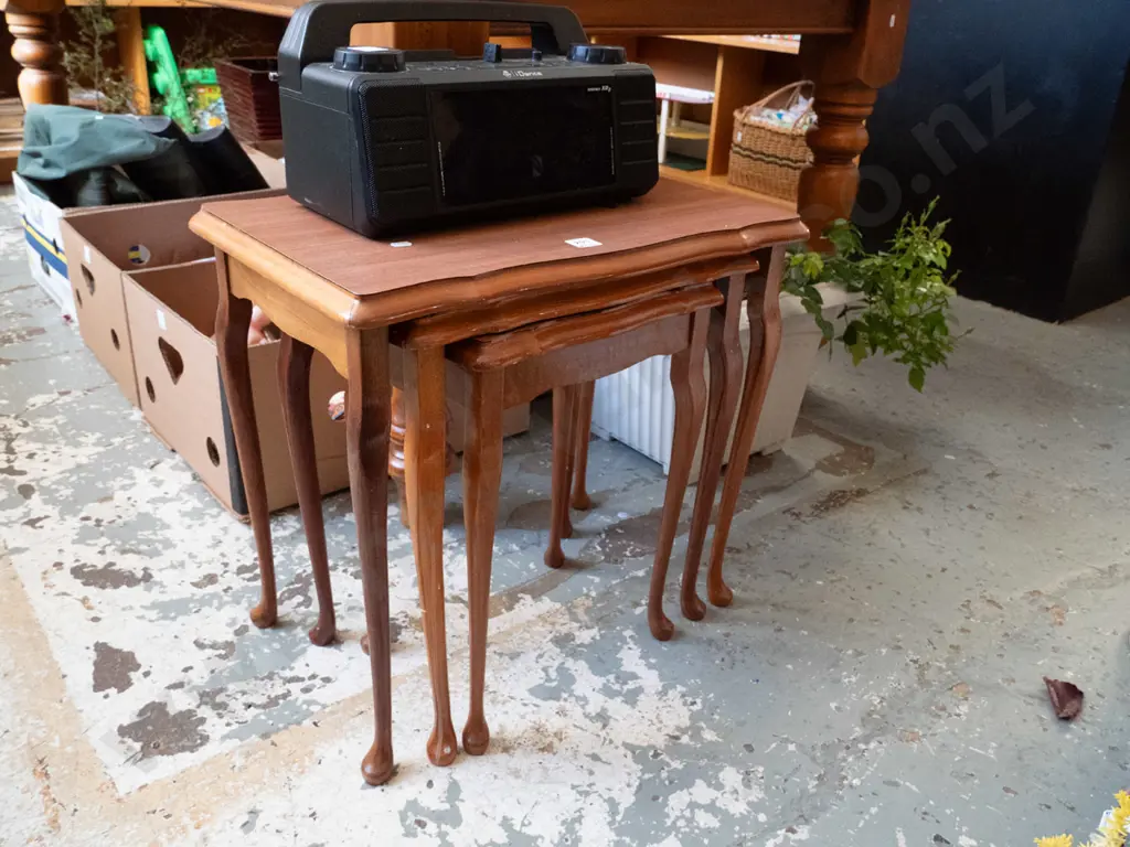 nest of 3 formica top tables Image 1++