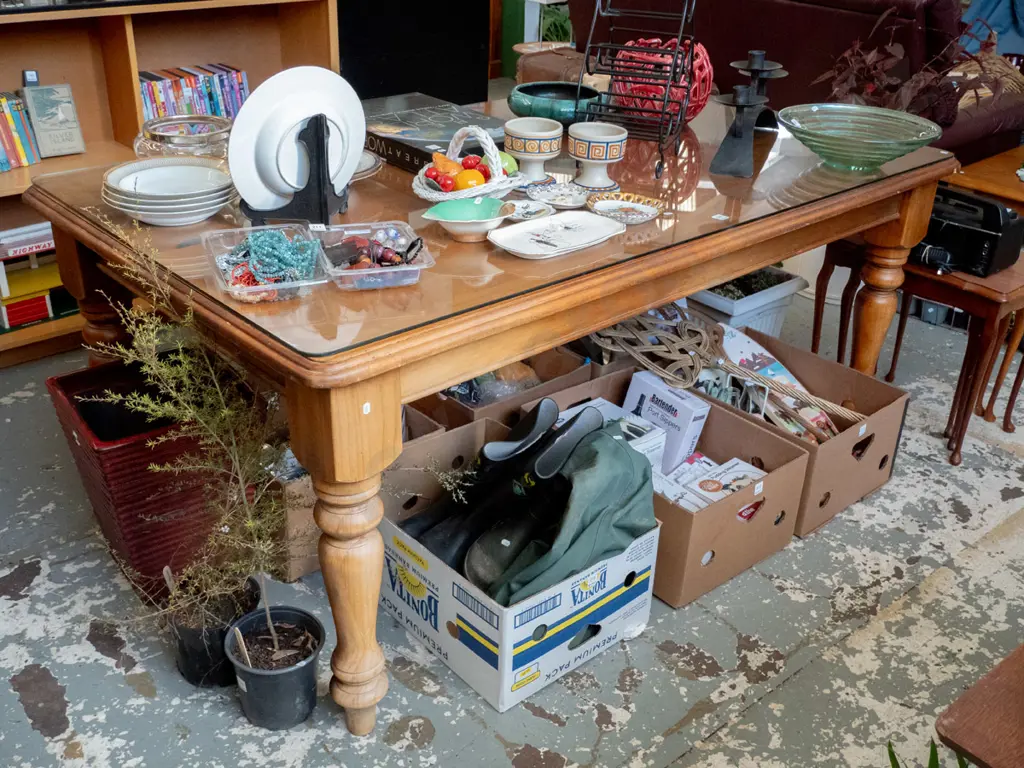 turned leg solid pine dining table with glass top protector H-760 W-1800  Image 1++