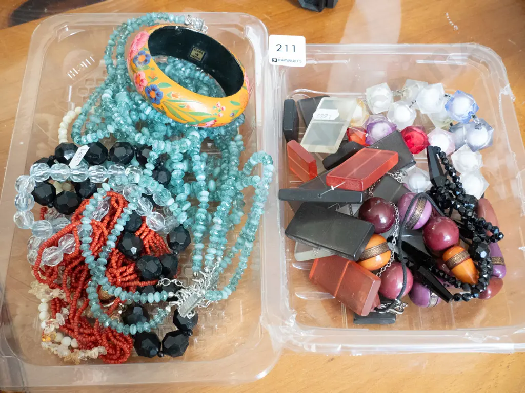 2x trays of costume jewellery Image 1++