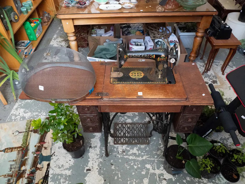 Singer treadle sewing machine - needs attention Image 1++
